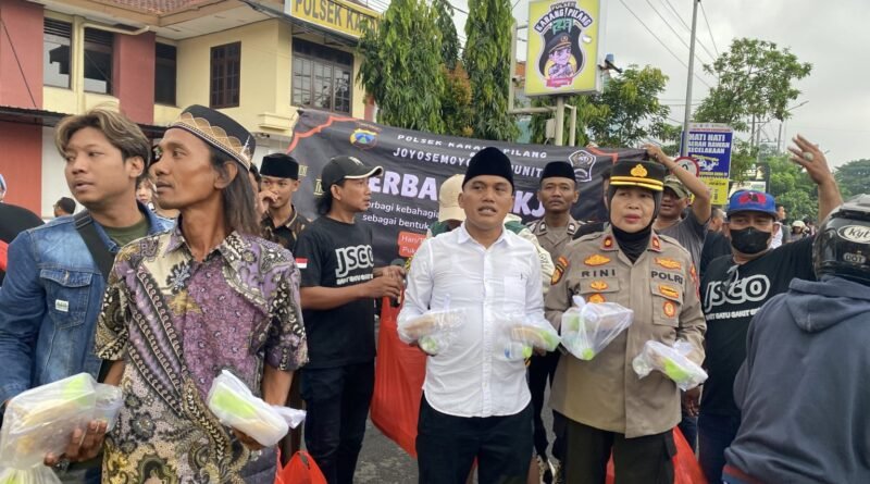 Polsek Karangpilang dan Komunitas JSCO Bagikan 1.500 Takjil
